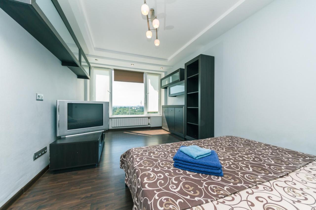 Apartments On Henerala Zhmachenka เคียฟ ภายนอก รูปภาพ