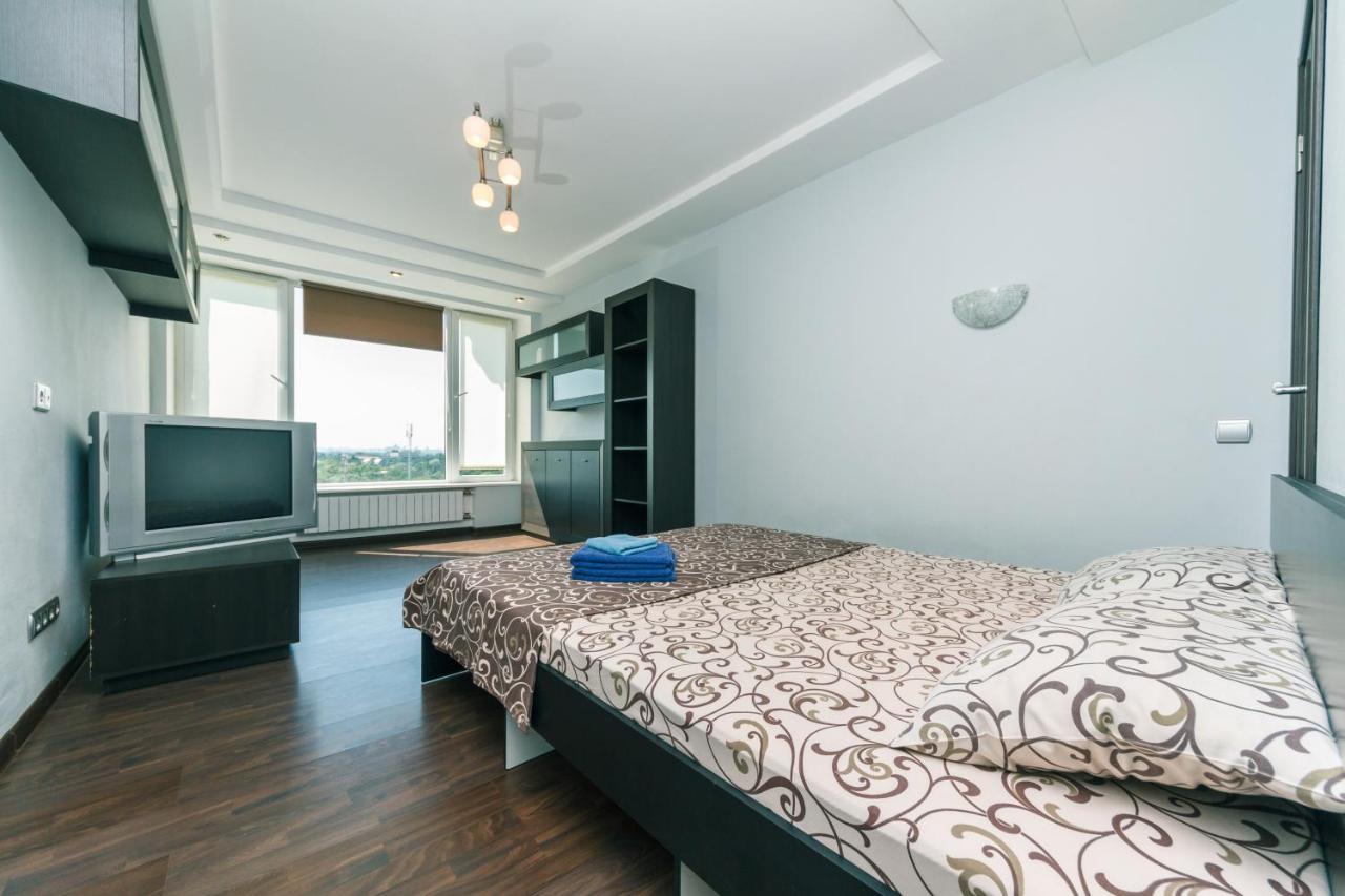 Apartments On Henerala Zhmachenka เคียฟ ภายนอก รูปภาพ